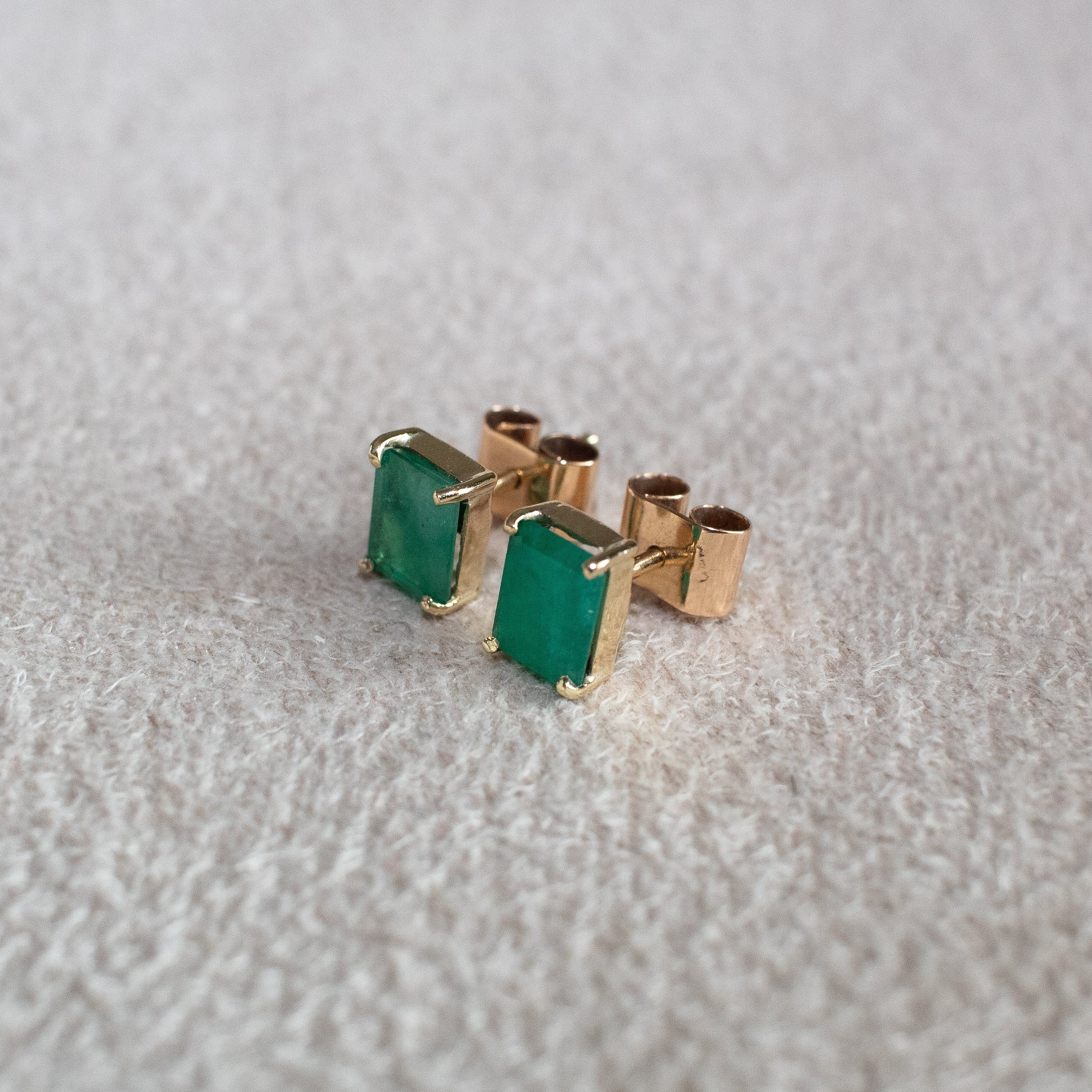 Brinco ouro 18k com esmeralda retangular