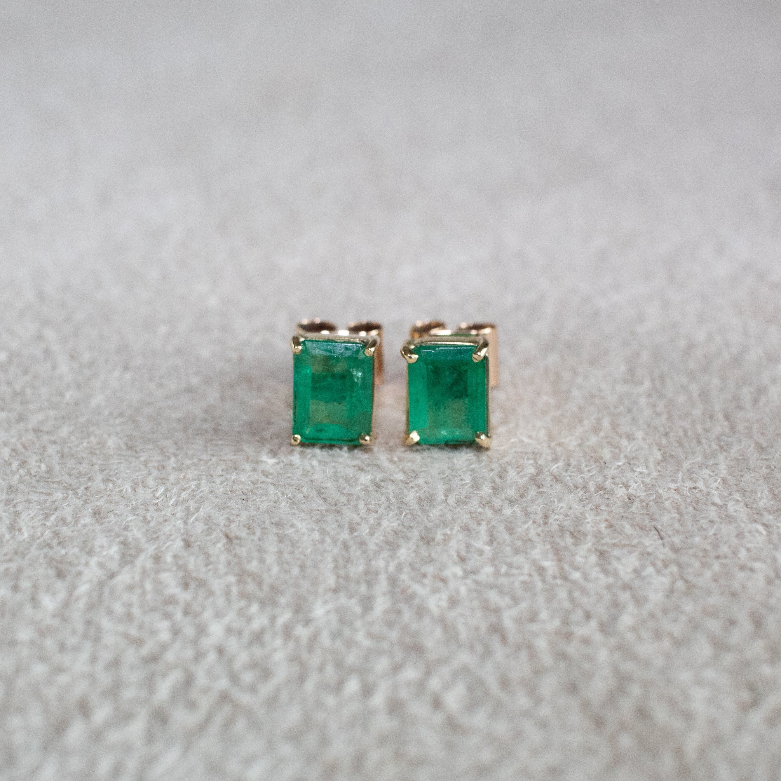 Brinco ouro 18k com esmeralda retangular