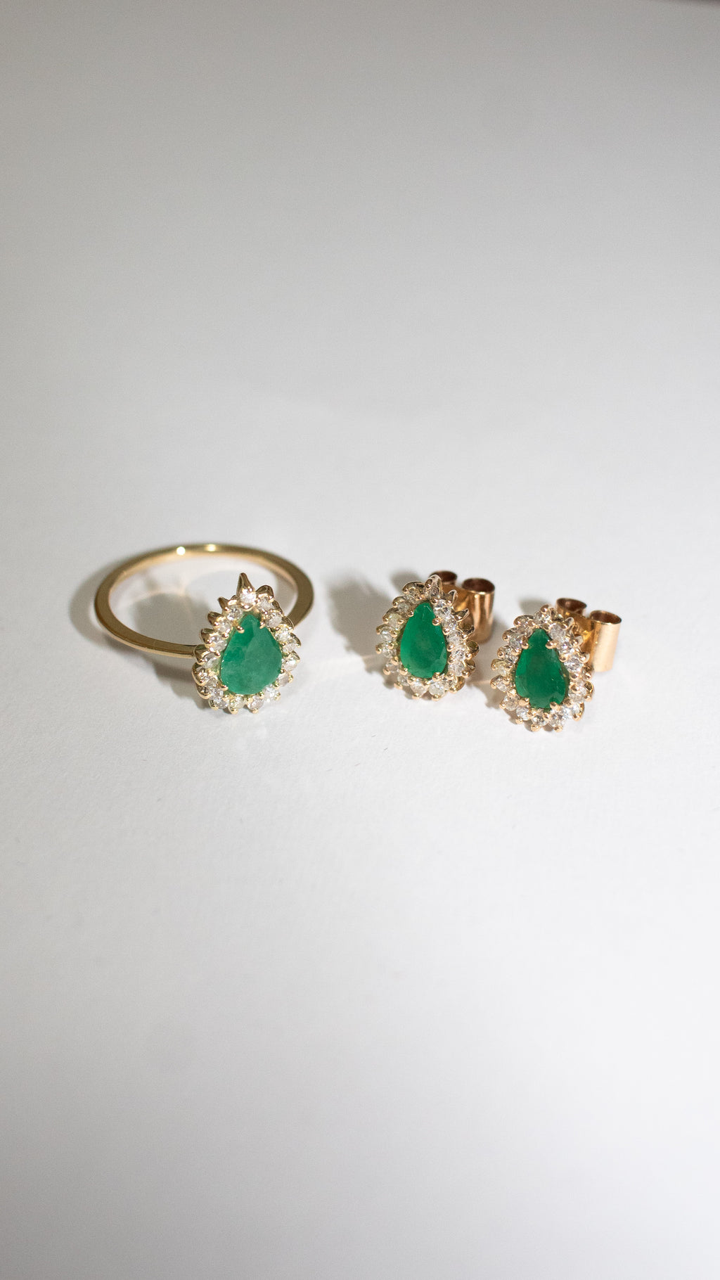 Brinco ouro 18k com esmeralda e diamantes