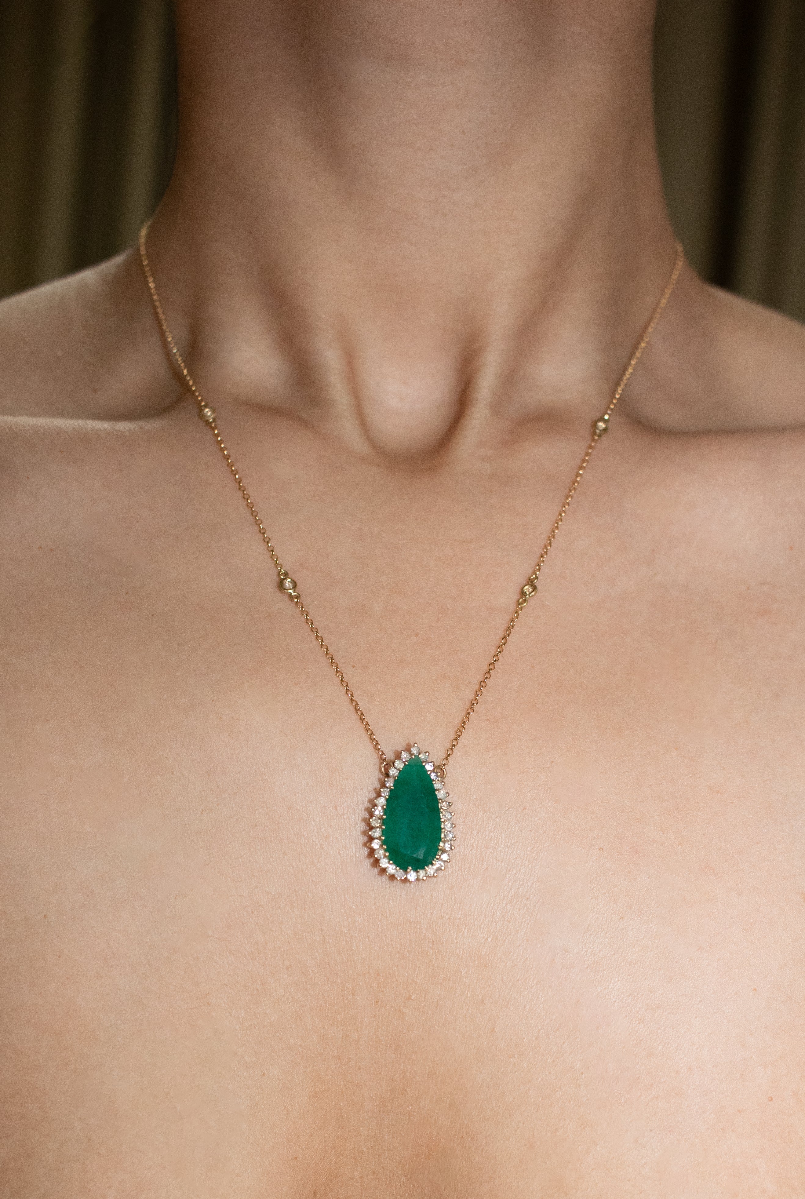Colar ouro 18k com esmeralda e diamantes