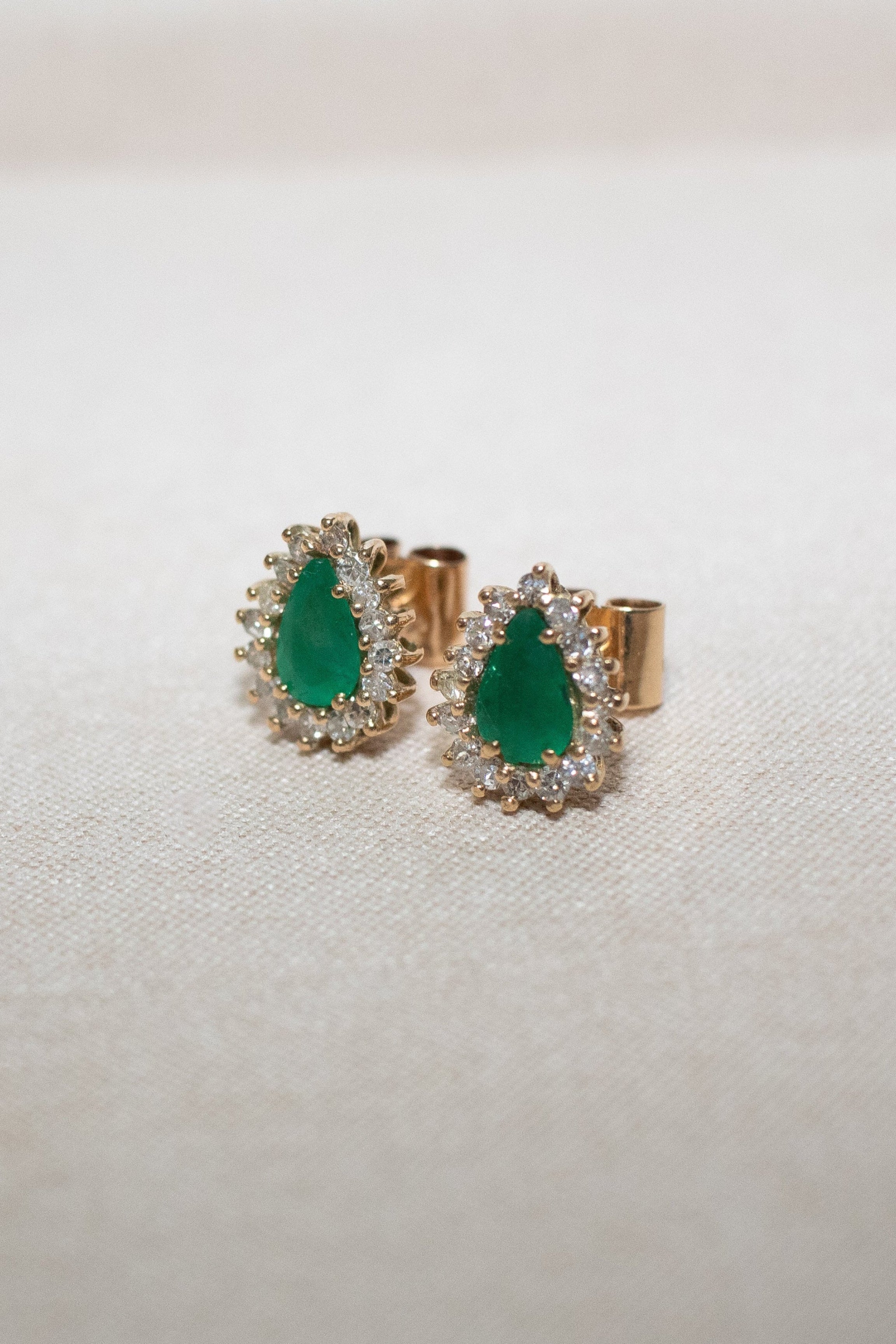 Brinco ouro 18k com esmeralda e diamantes