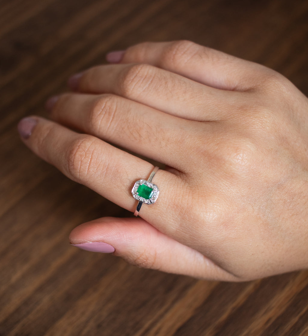 Anel em ouro 18k esmeralda com diamantes