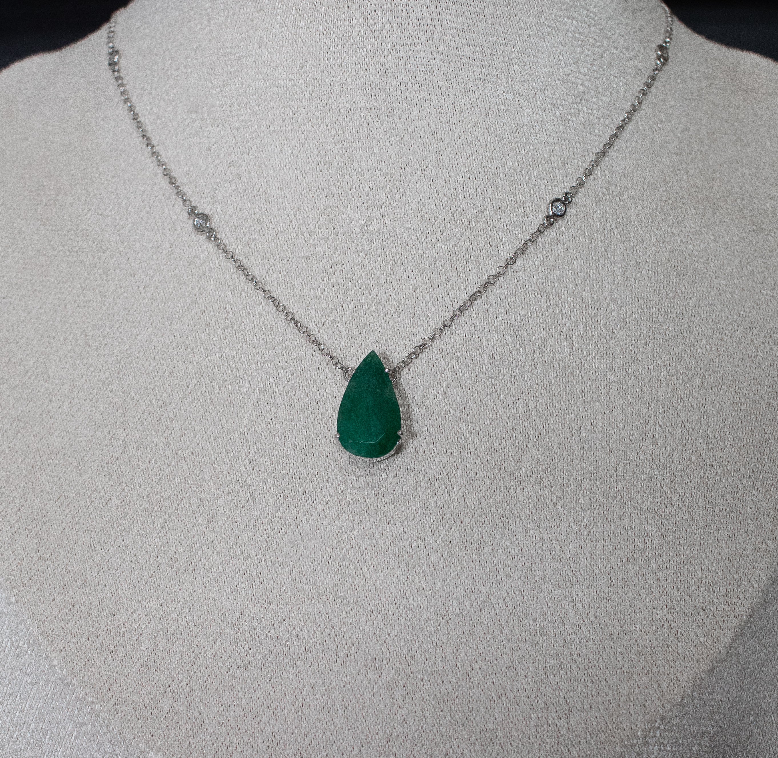 Colar em ouro 18k com esmeralda gota