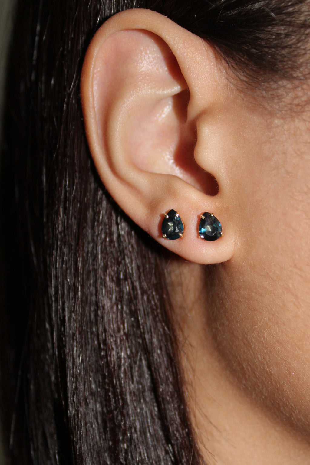 Brinco ouro 18k com Topázio Azul cor London