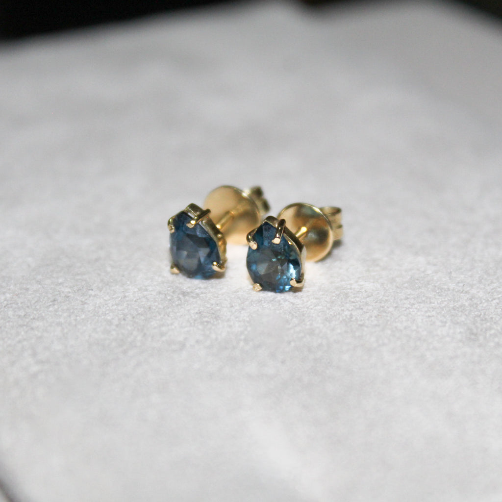 Brinco ouro 18k com Topázio Azul cor London