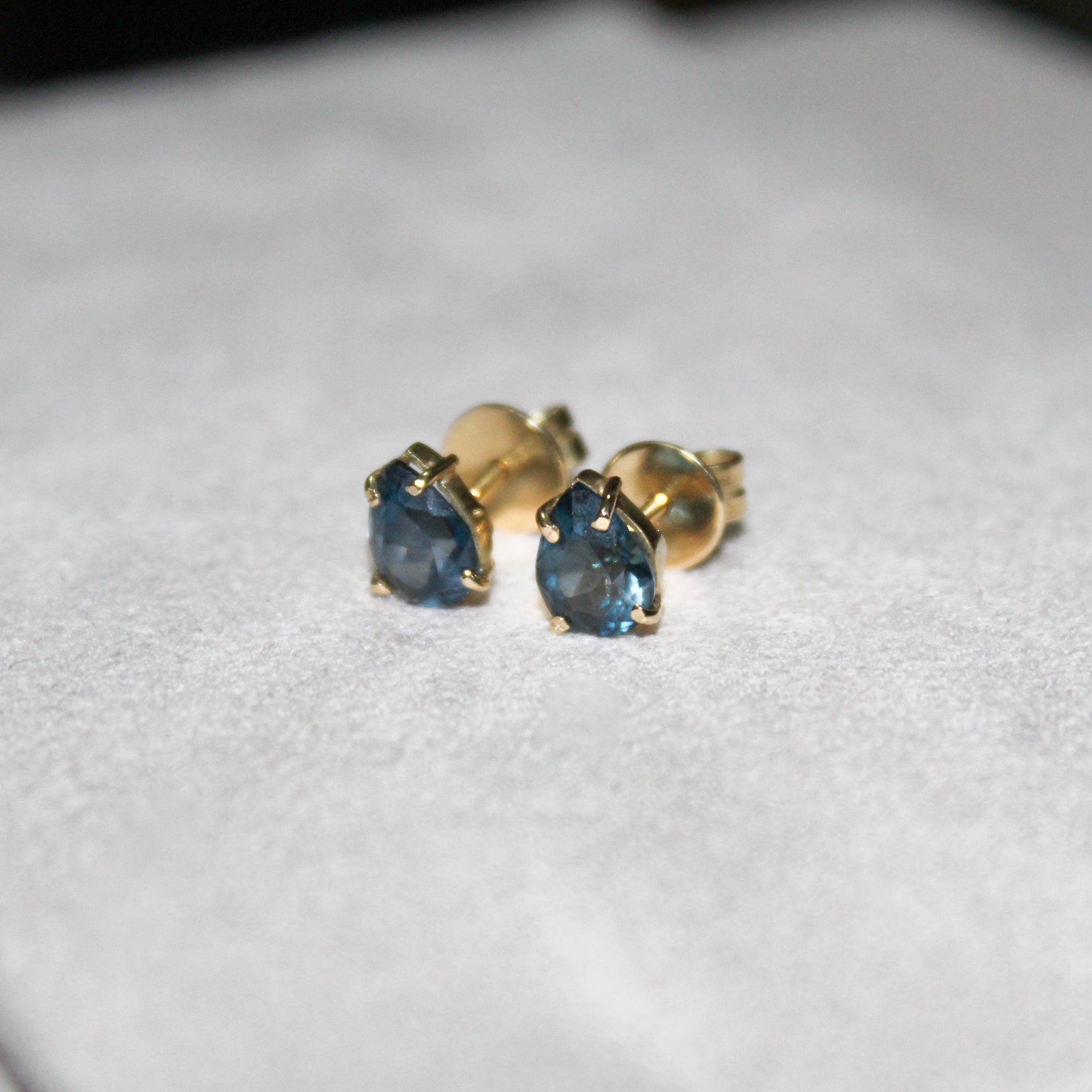 Brinco ouro 18k com Topázio Azul cor London