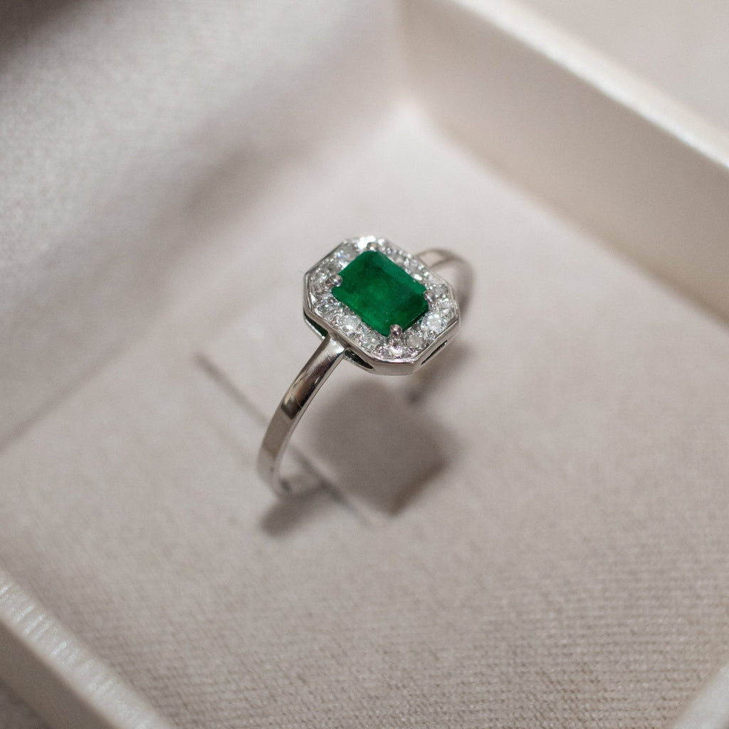 Anel em ouro 18k esmeralda com diamantes