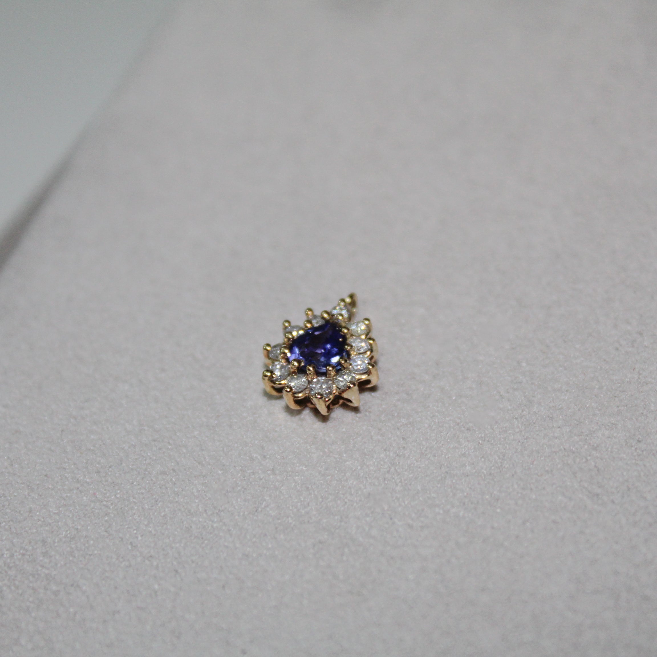 Pingente ouro 18k com Tanzanita Trillion & diamantes