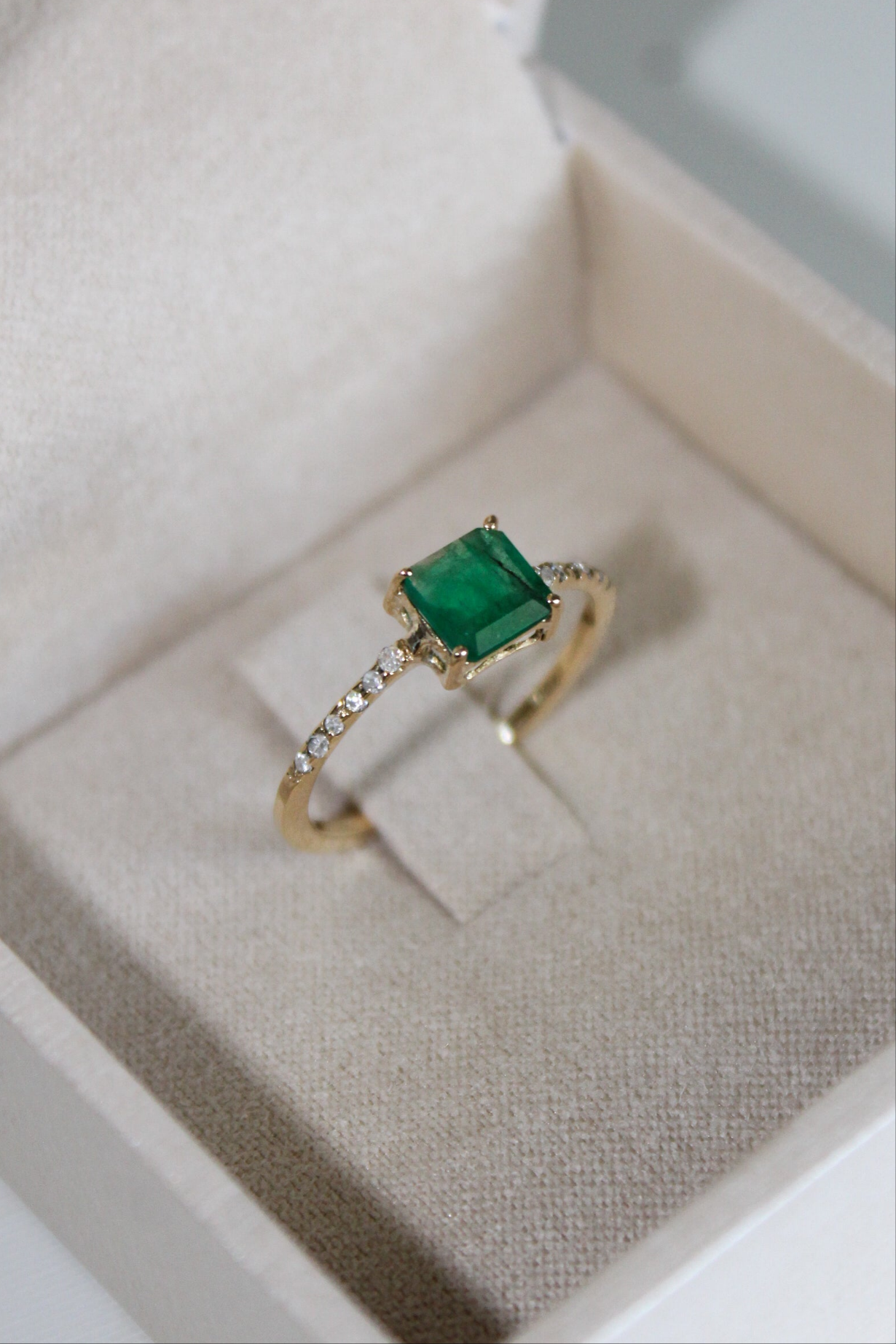 Anel ouro 18k com Esmeralda quadrada