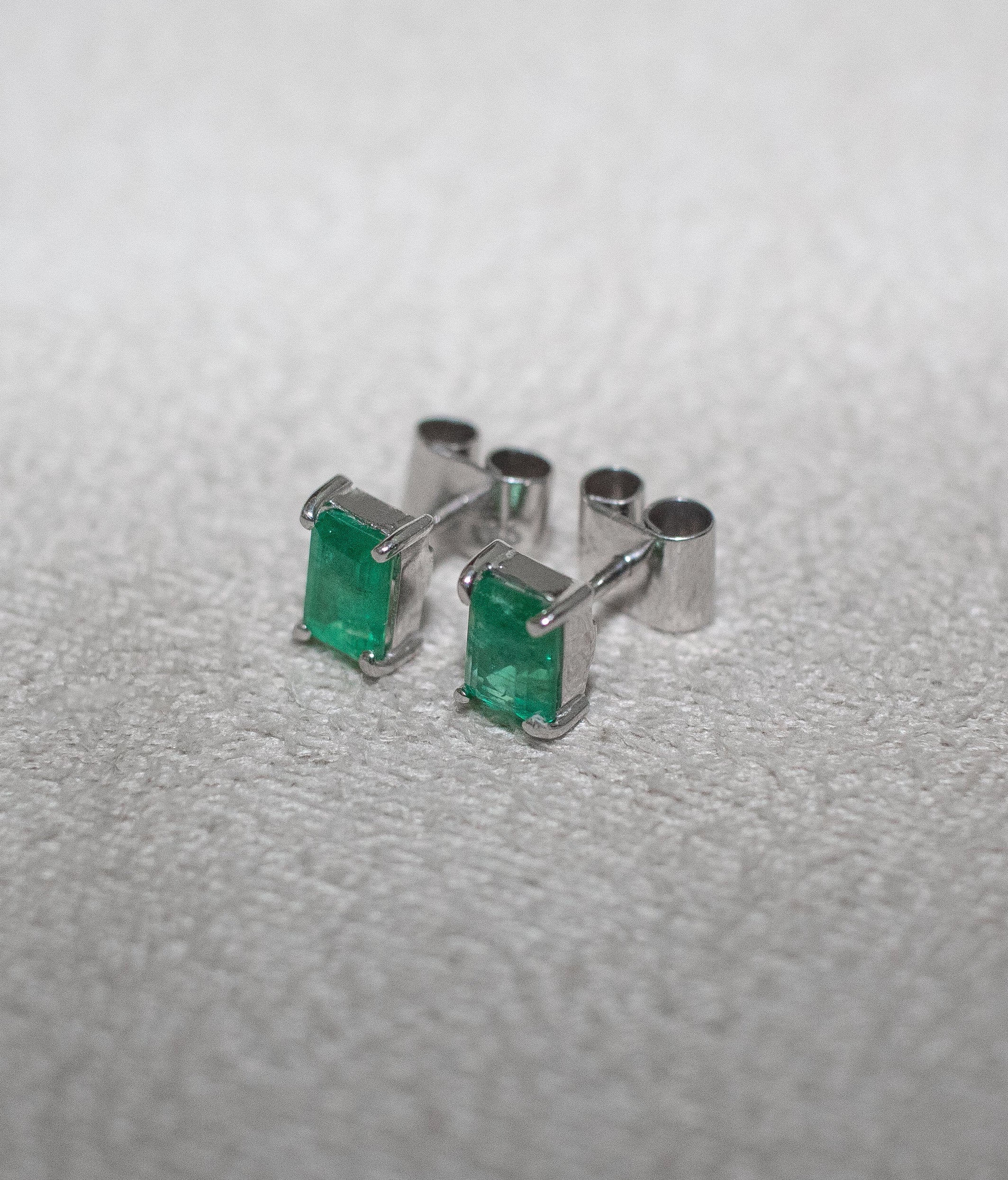 Brinco ouro 18k com esmeralda retangular