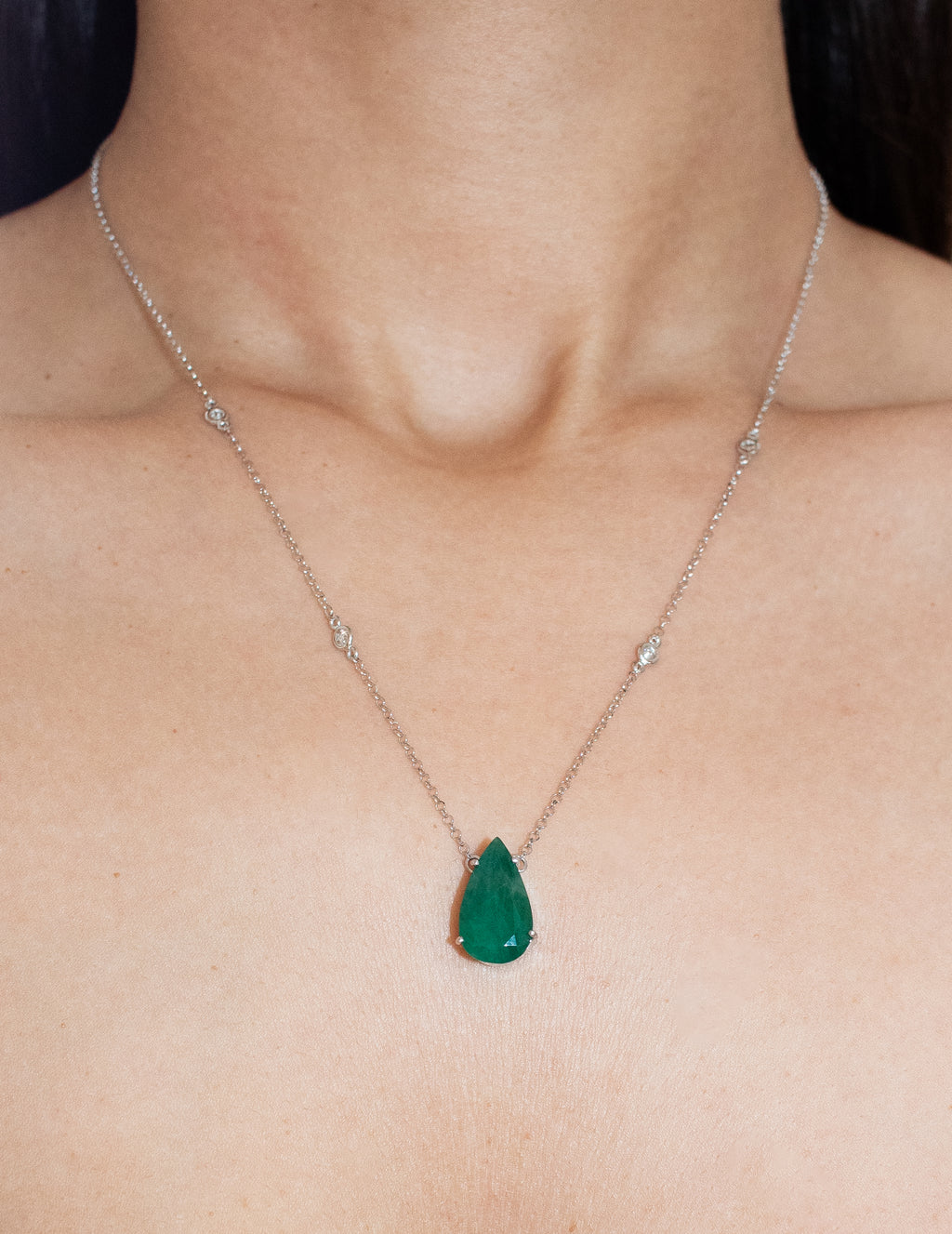 Colar em ouro 18k com esmeralda gota