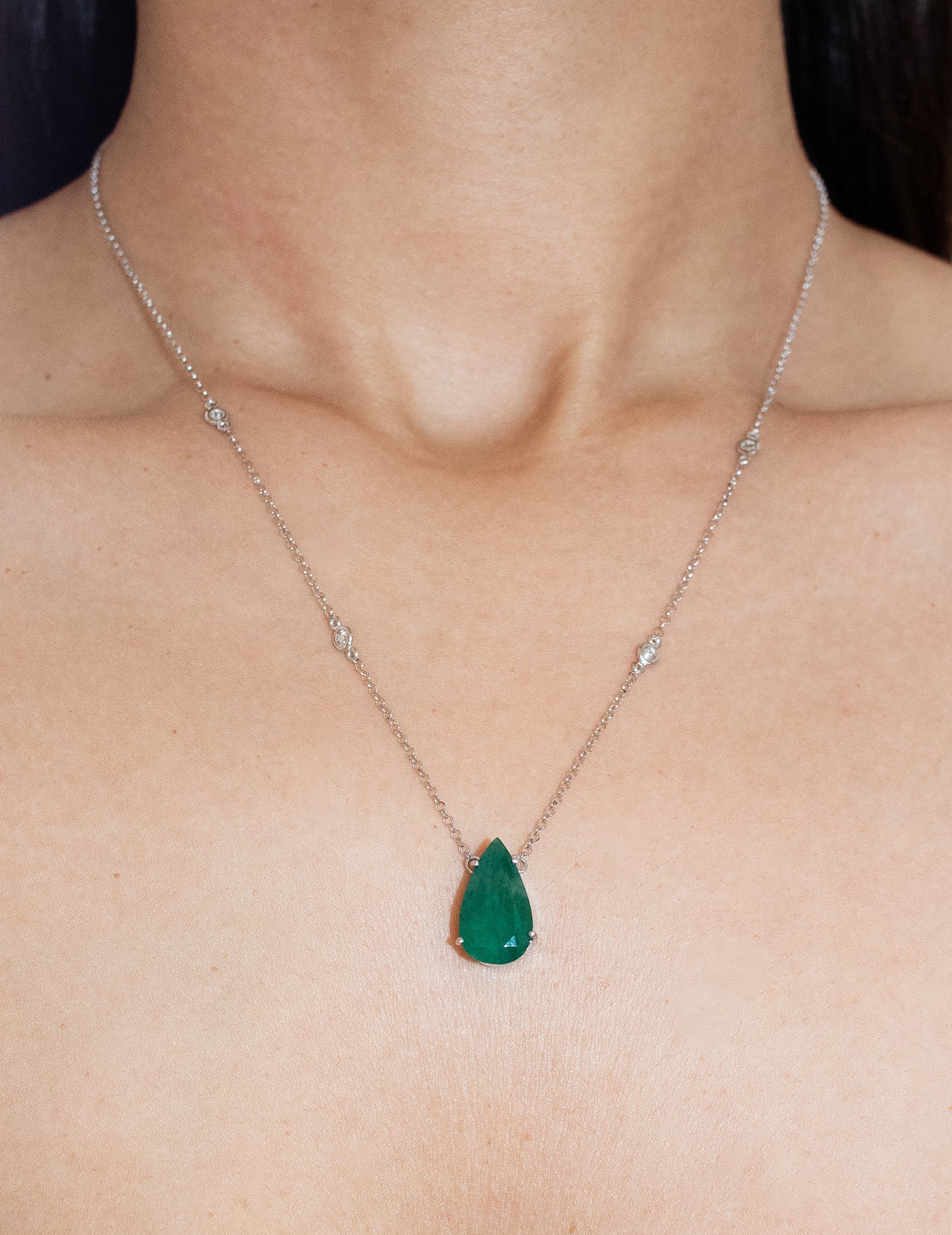 Colar em ouro 18k com esmeralda gota