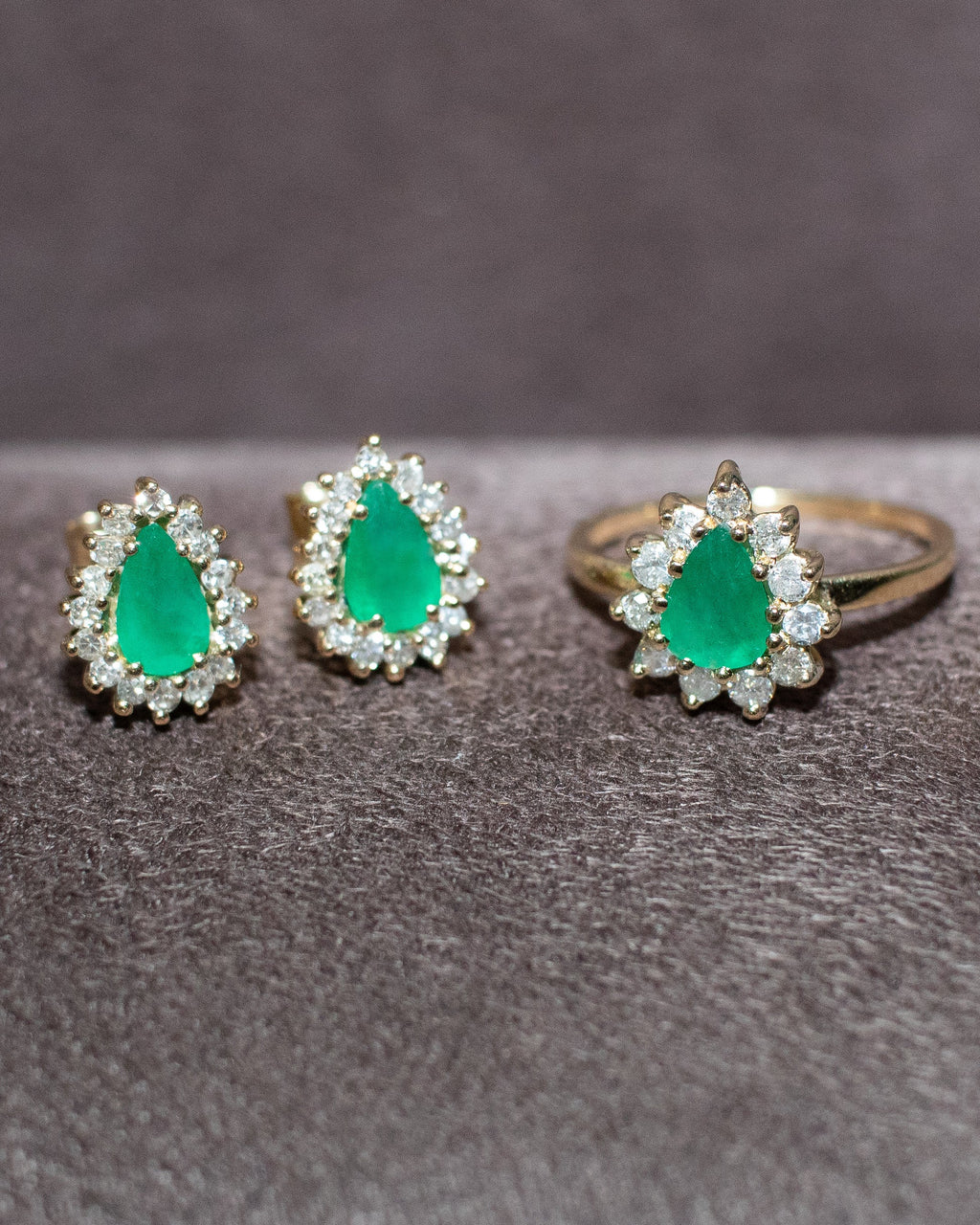 Anel em ouro 18k esmeralda com diamantes