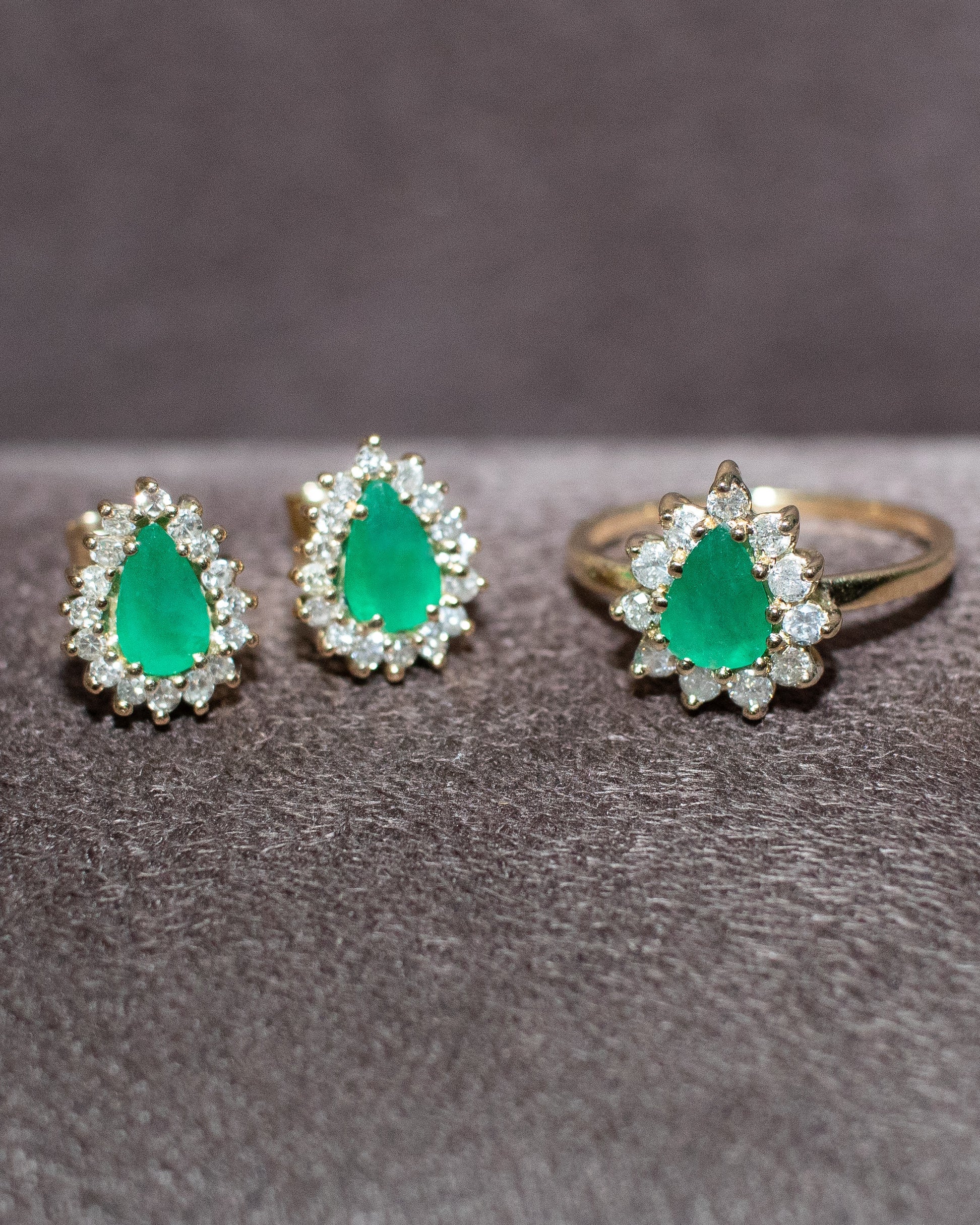 Anel em ouro 18k esmeralda com diamantes