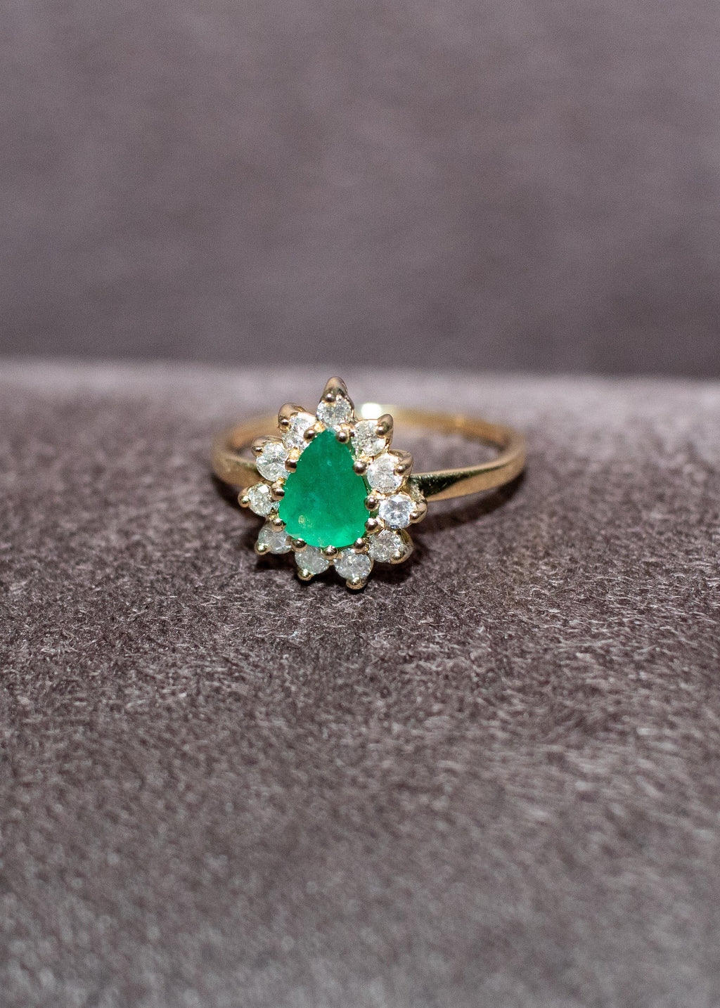 Anel em ouro 18k esmeralda com diamantes
