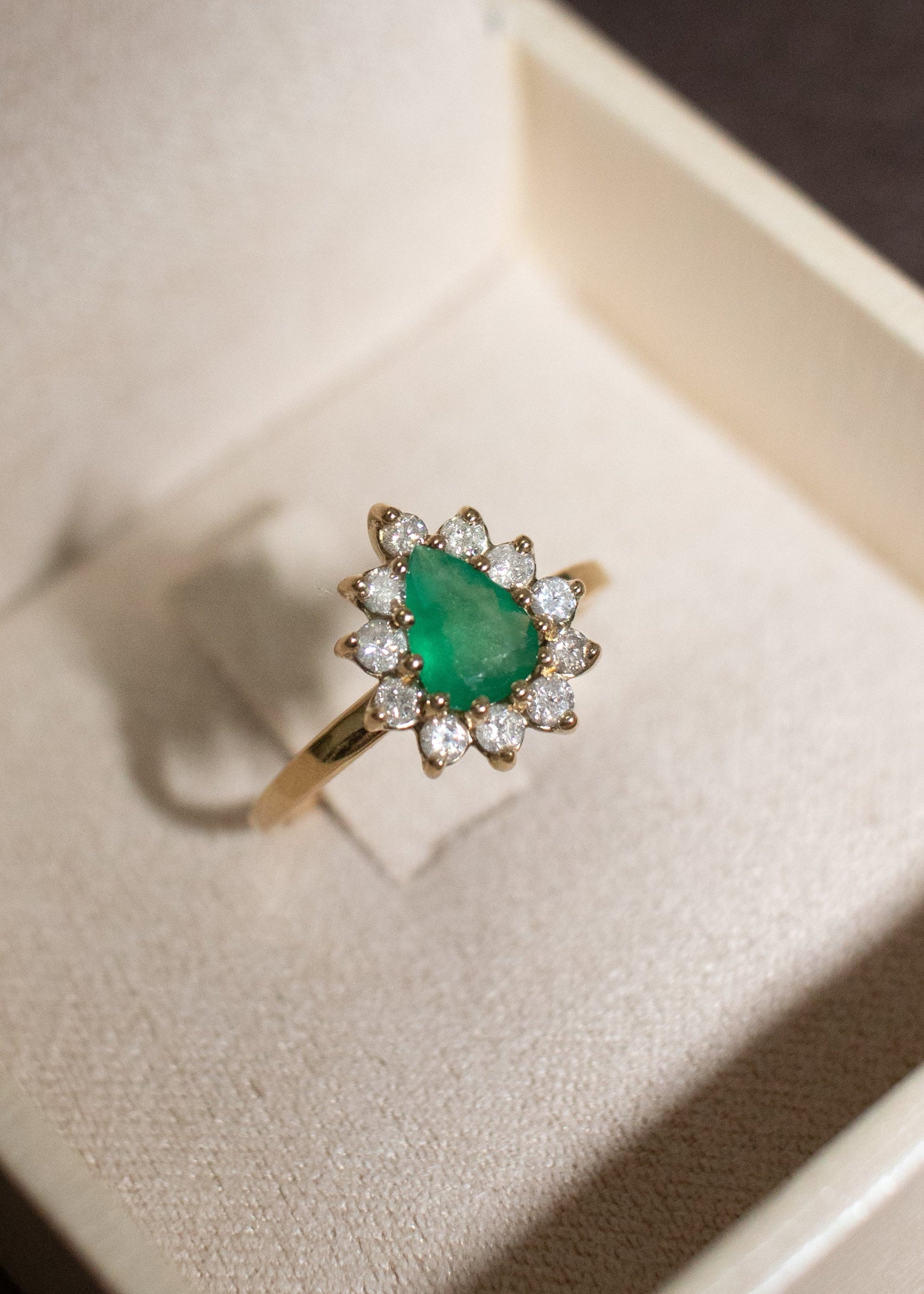 Anel em ouro 18k esmeralda com diamantes