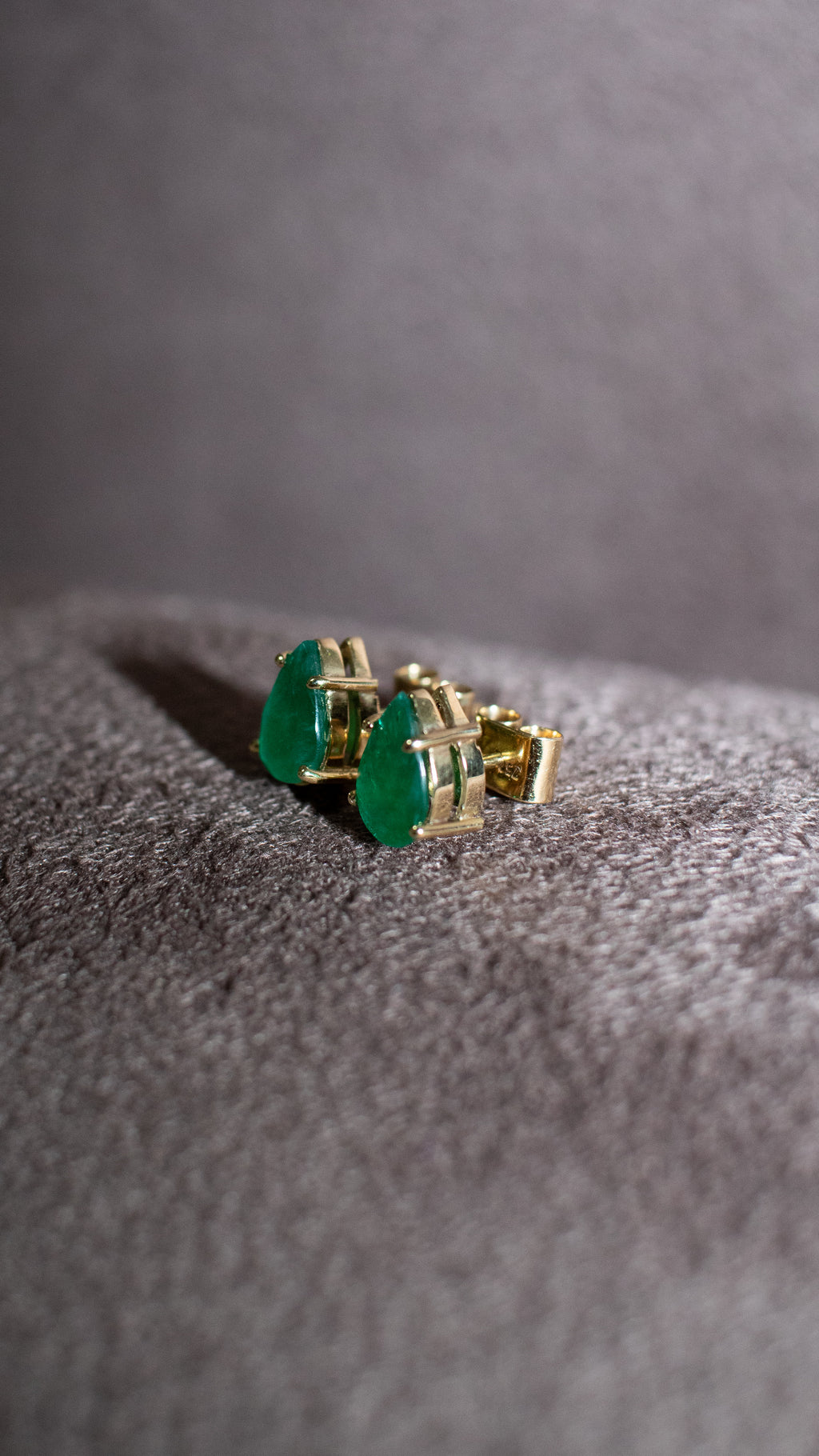 Brinco ouro 18k com esmeralda gota
