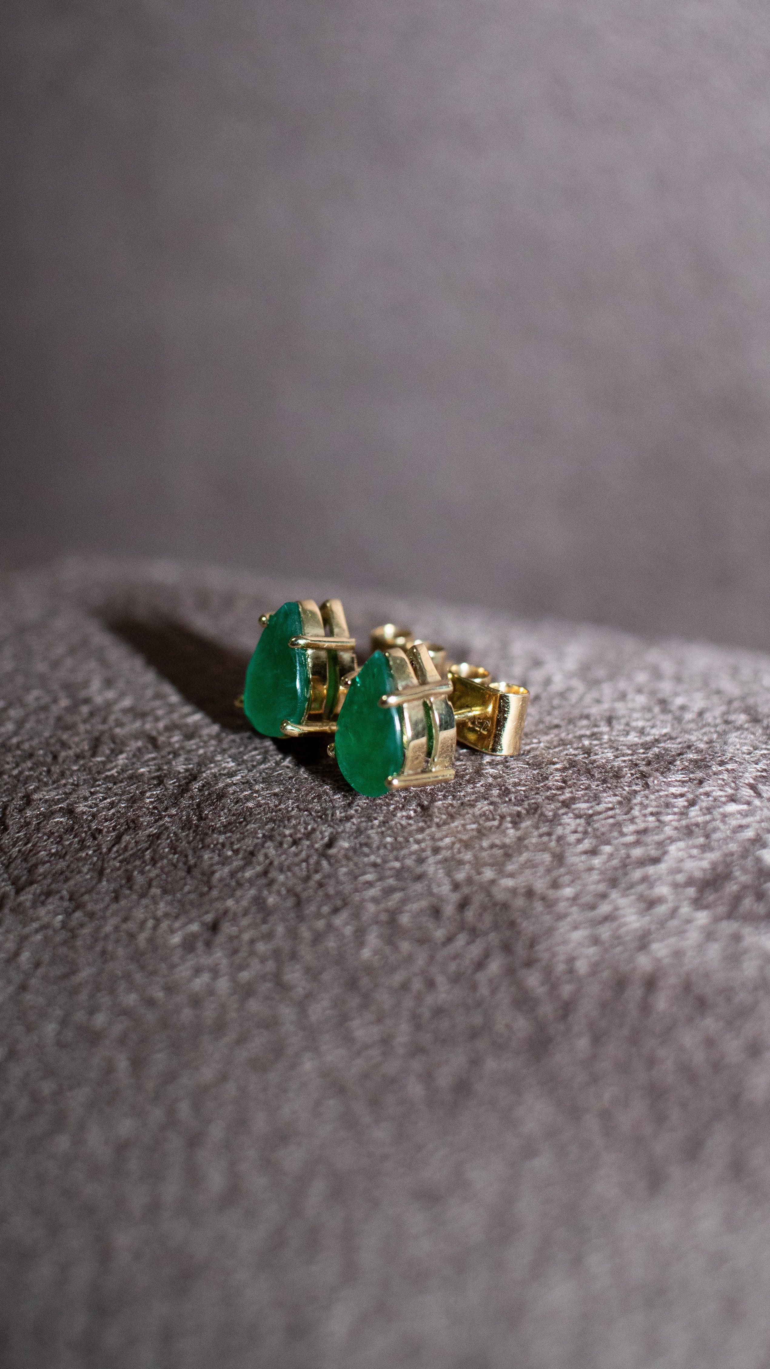Brinco ouro 18k com esmeralda gota