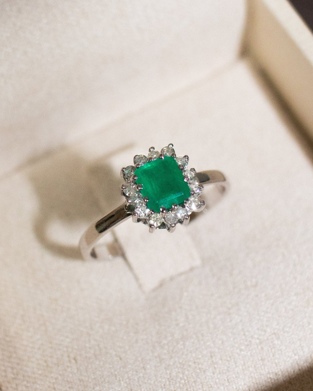 Anel em ouro 18k esmeralda com diamantes