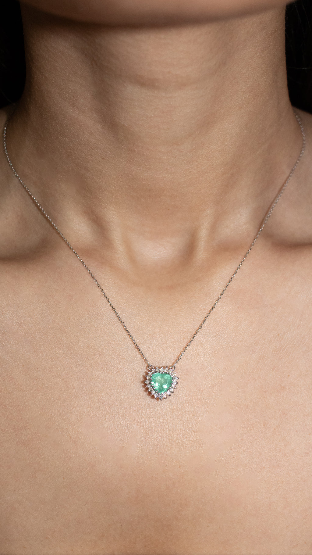 Colar ouro 18k com esmeralda coração