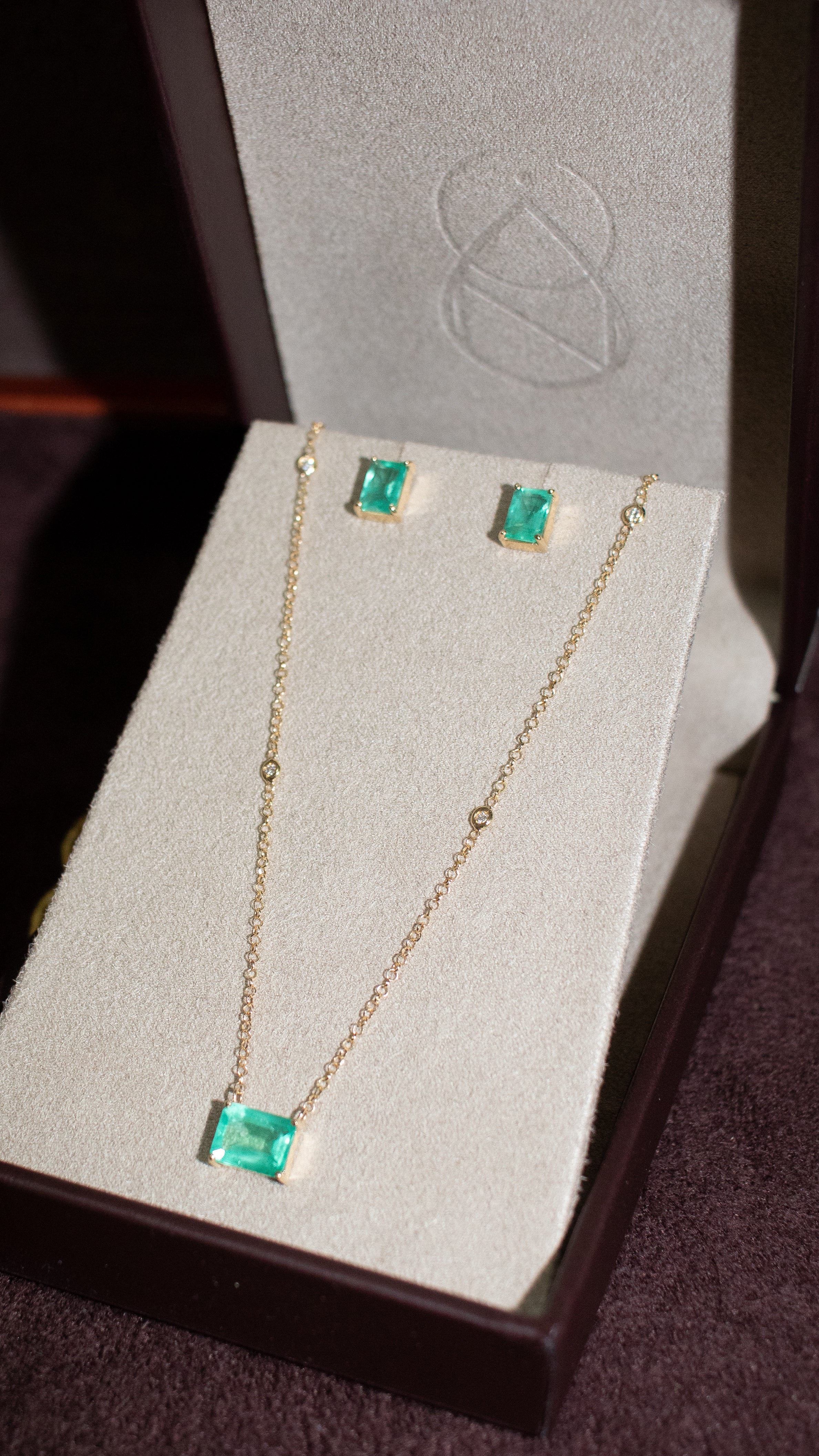 Brinco ouro 18k com esmeralda