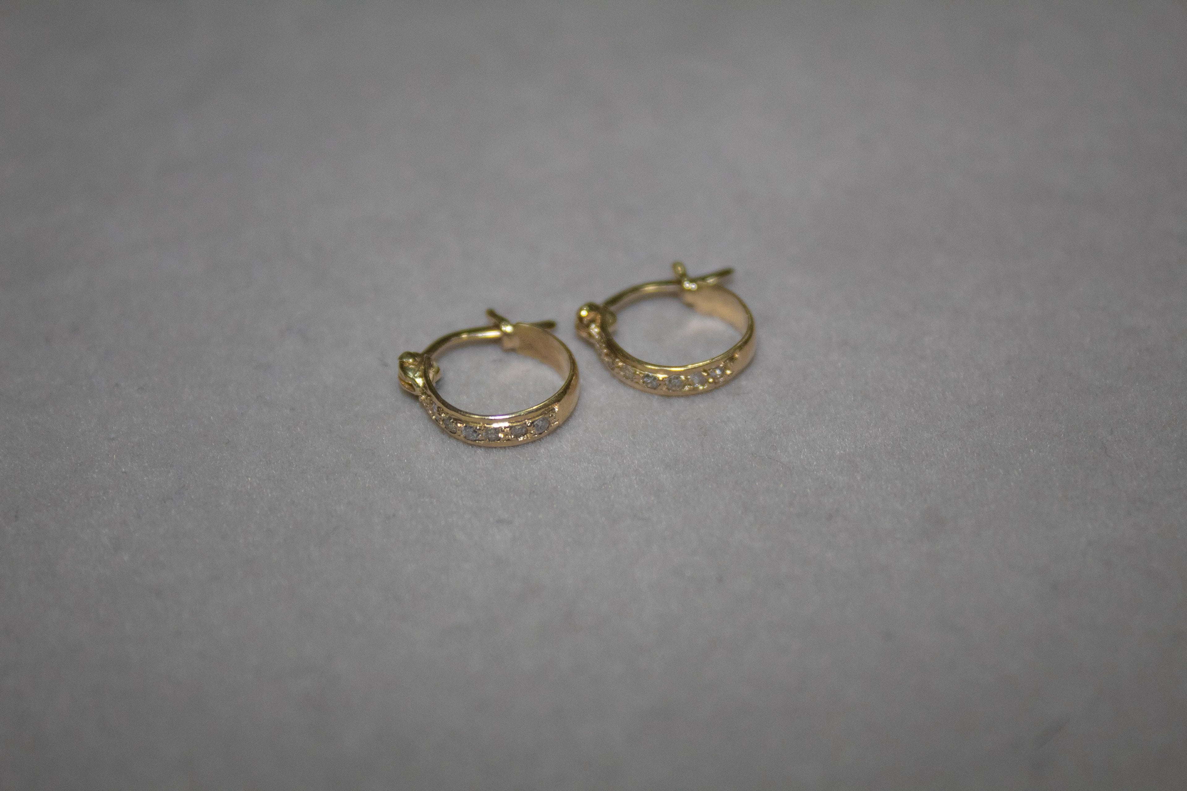 Brinco Argola ouro 18k com diamantes