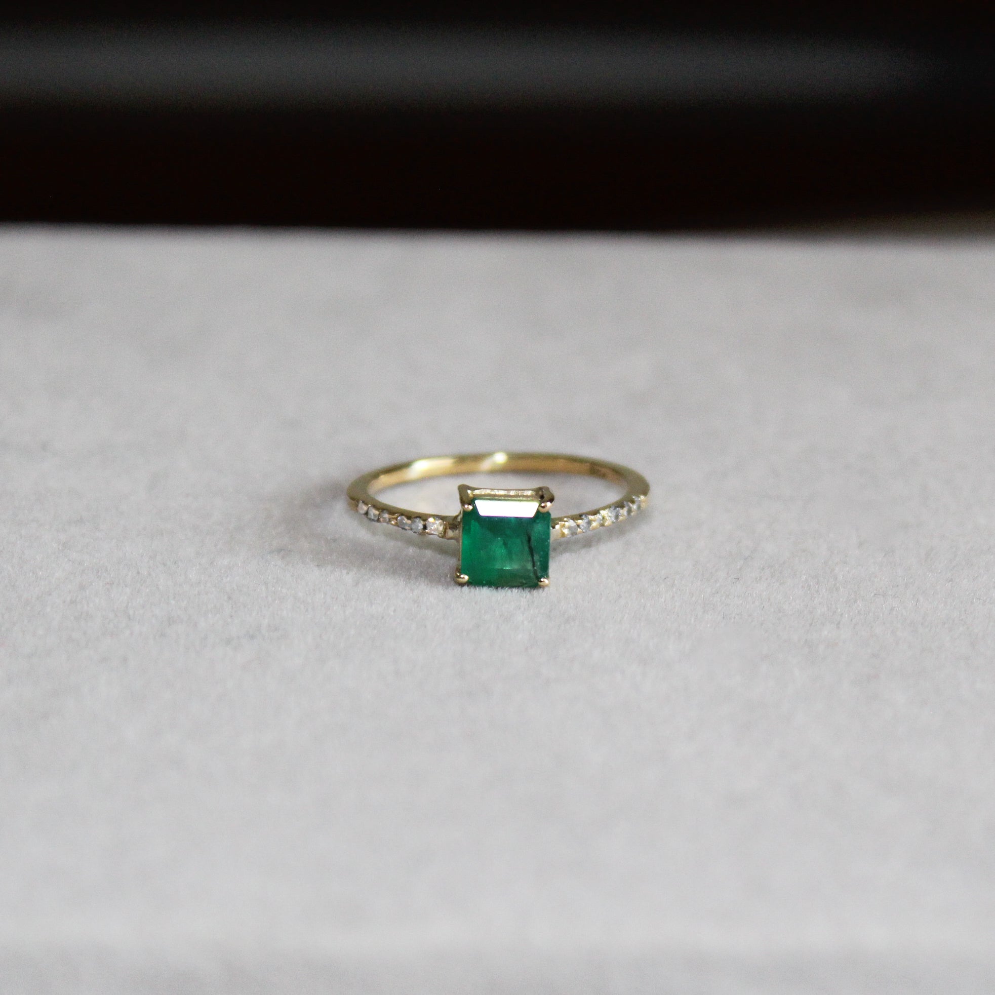 Anel ouro 18k com Esmeralda quadrada