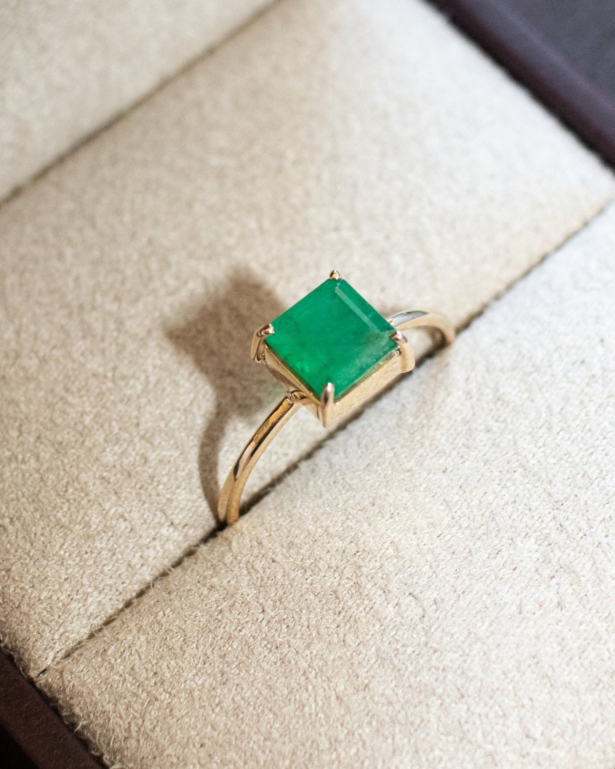 Anel ouro 18k com esmeralda
