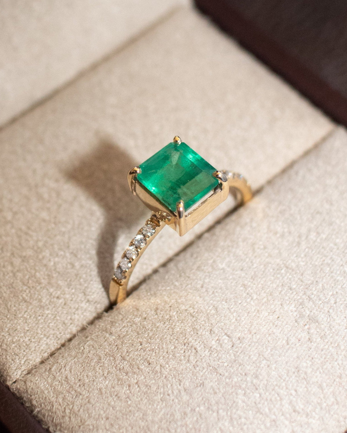 Anel ouro 18k com esmeralda