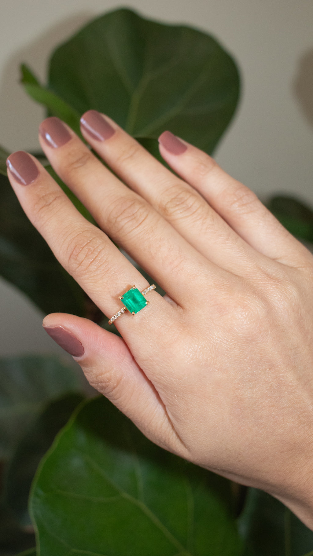 Anel ouro 18k com esmeralda