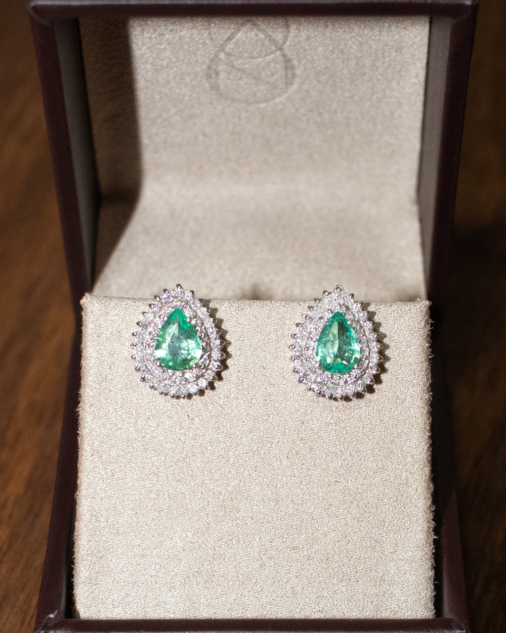 Brinco ouro 18k com esmeralda gota e diamantes
