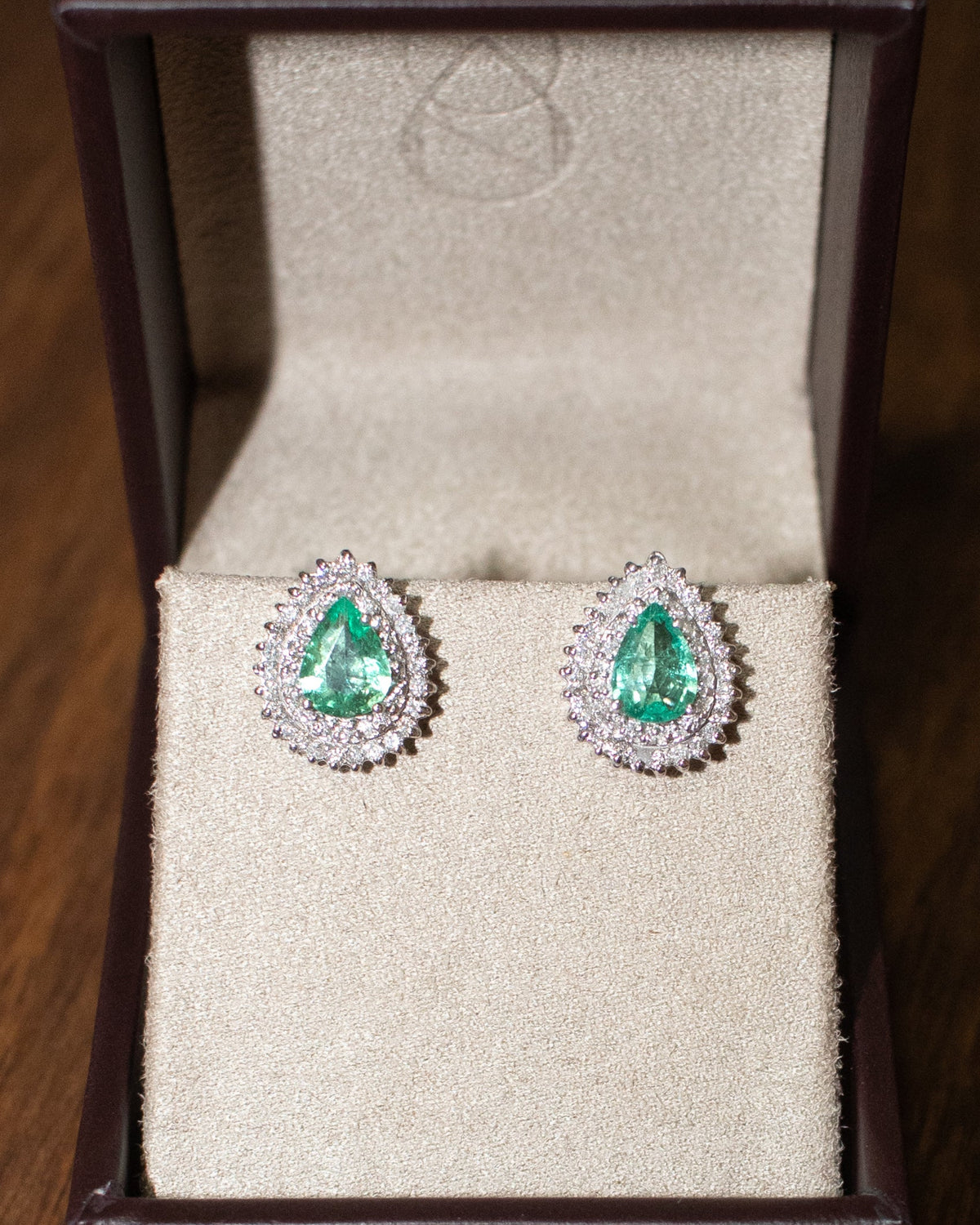 Brinco ouro 18k com esmeralda gota e diamantes