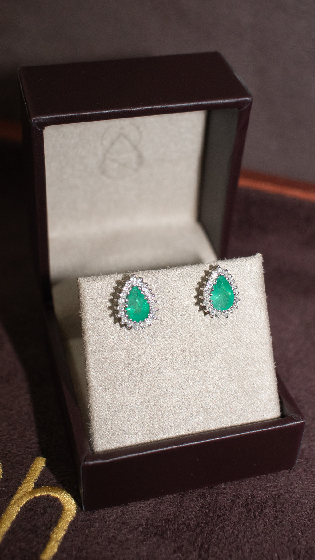 Brinco ouro 18k com esmeralda e diamantes