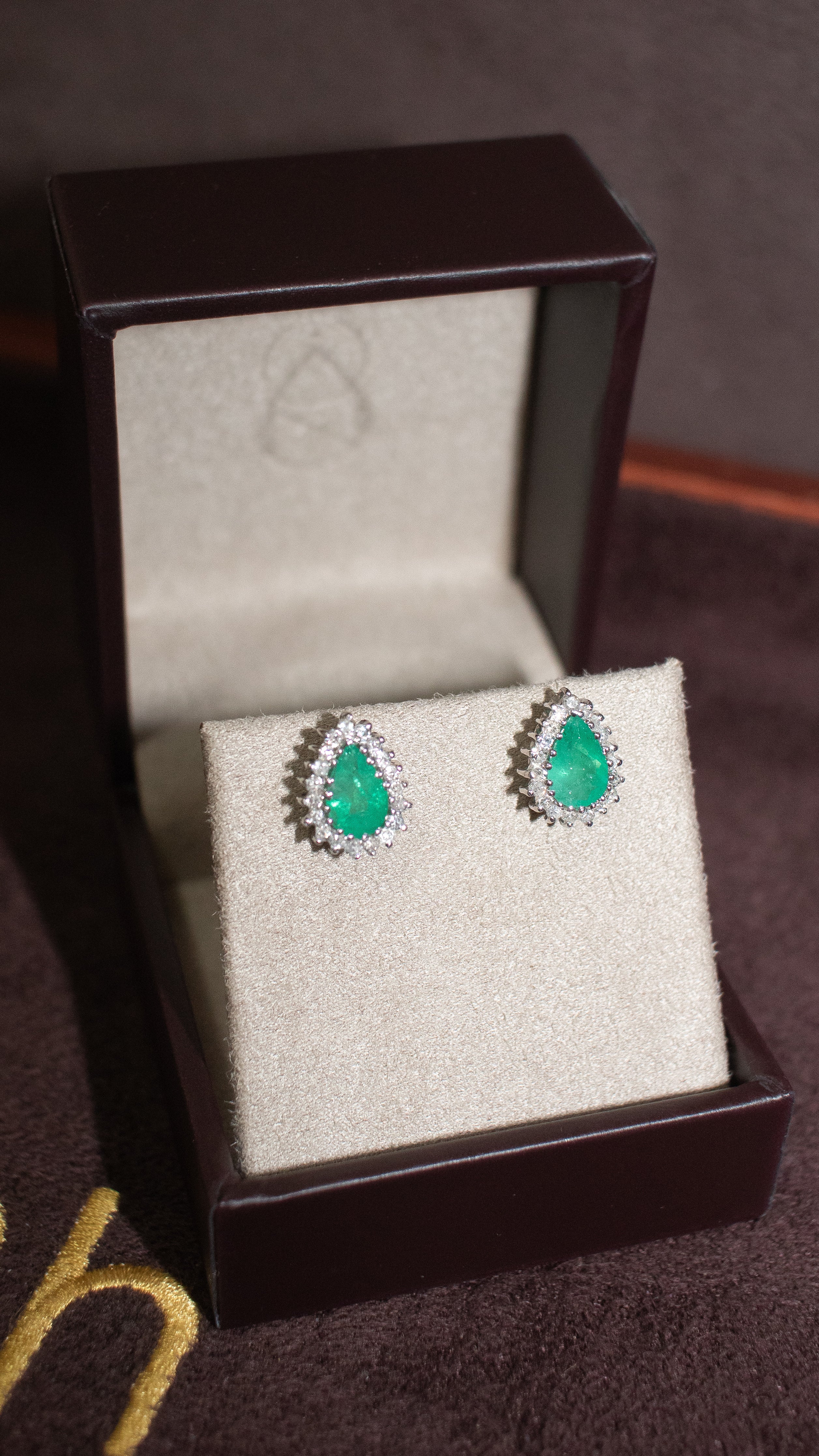 Brinco ouro 18k com esmeralda e diamantes