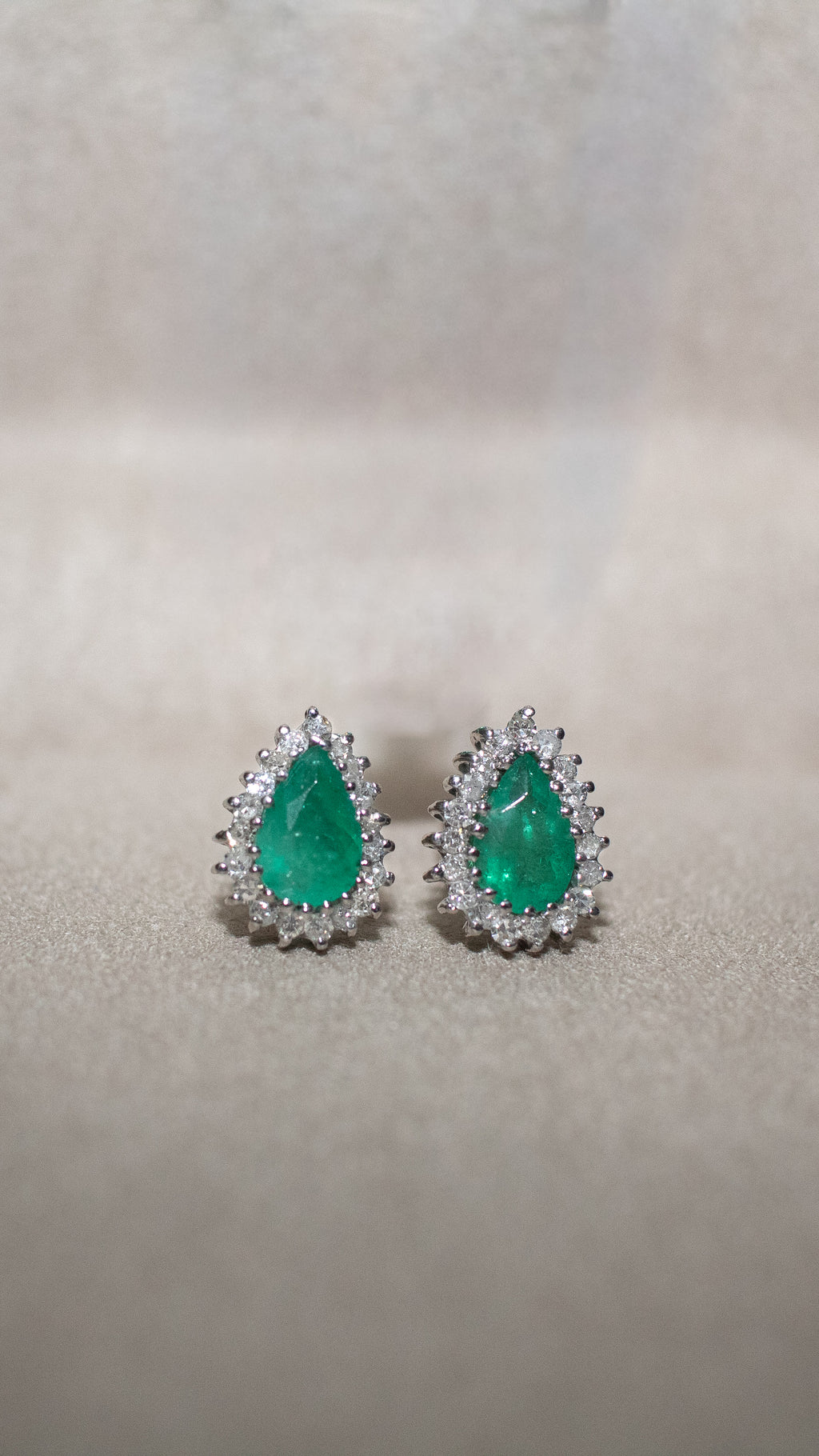 Brinco ouro 18k com esmeralda e diamantes