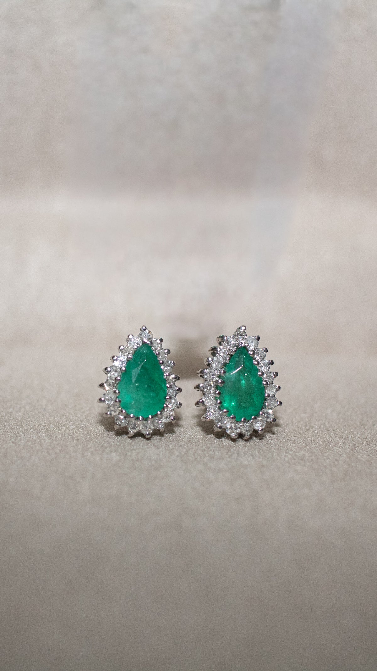Brinco ouro 18k com esmeralda e diamantes