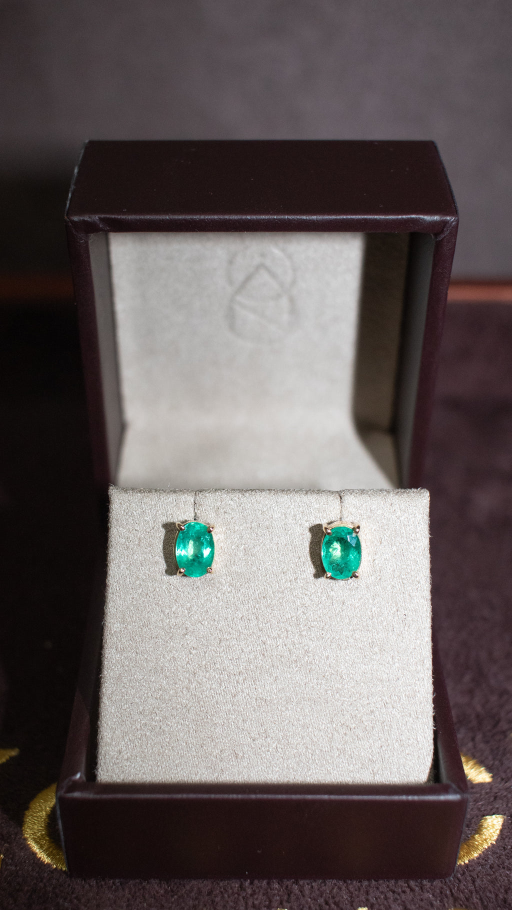Brinco ouro 18k com esmeralda oval