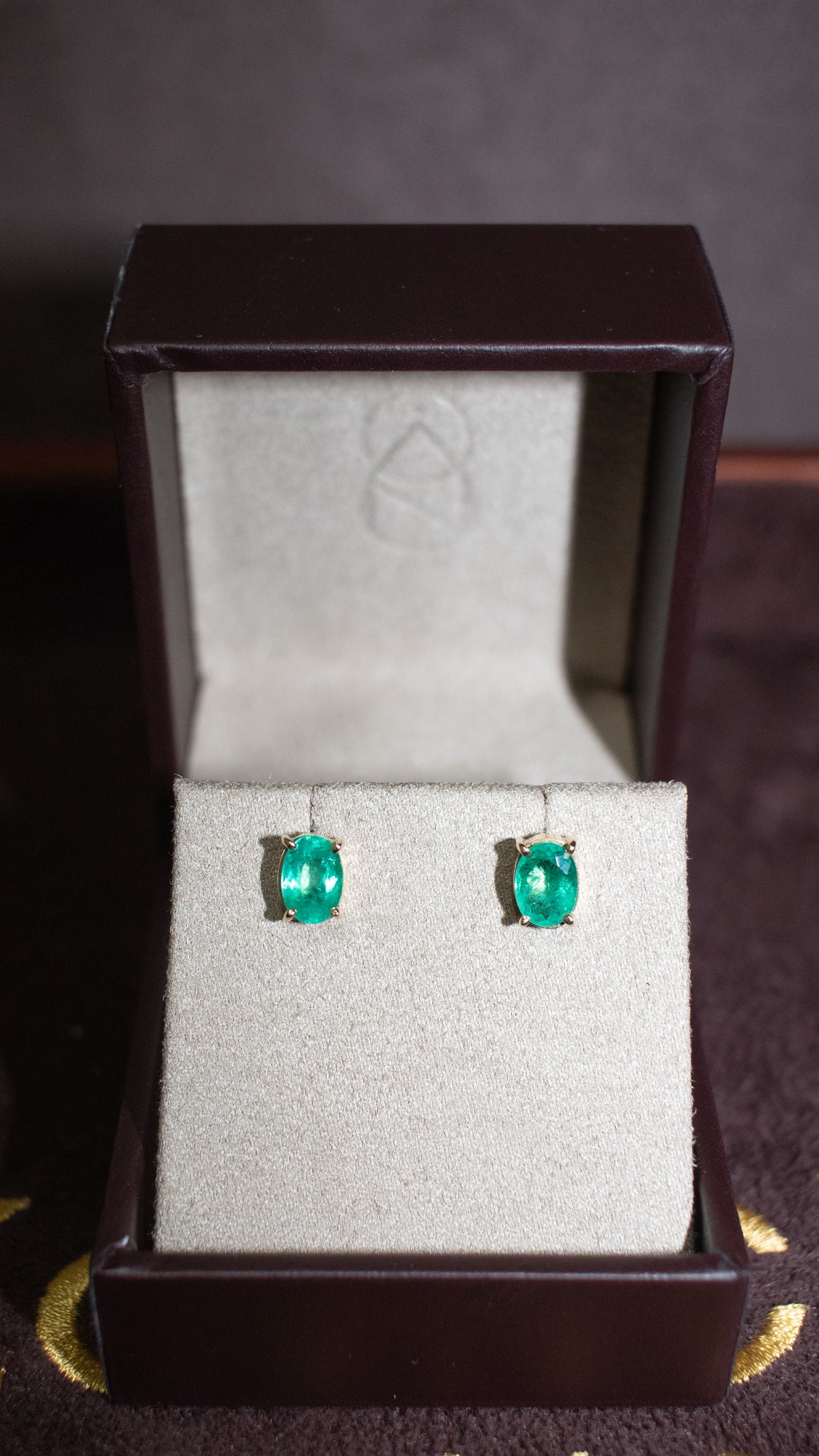 Brinco ouro 18k com esmeralda oval