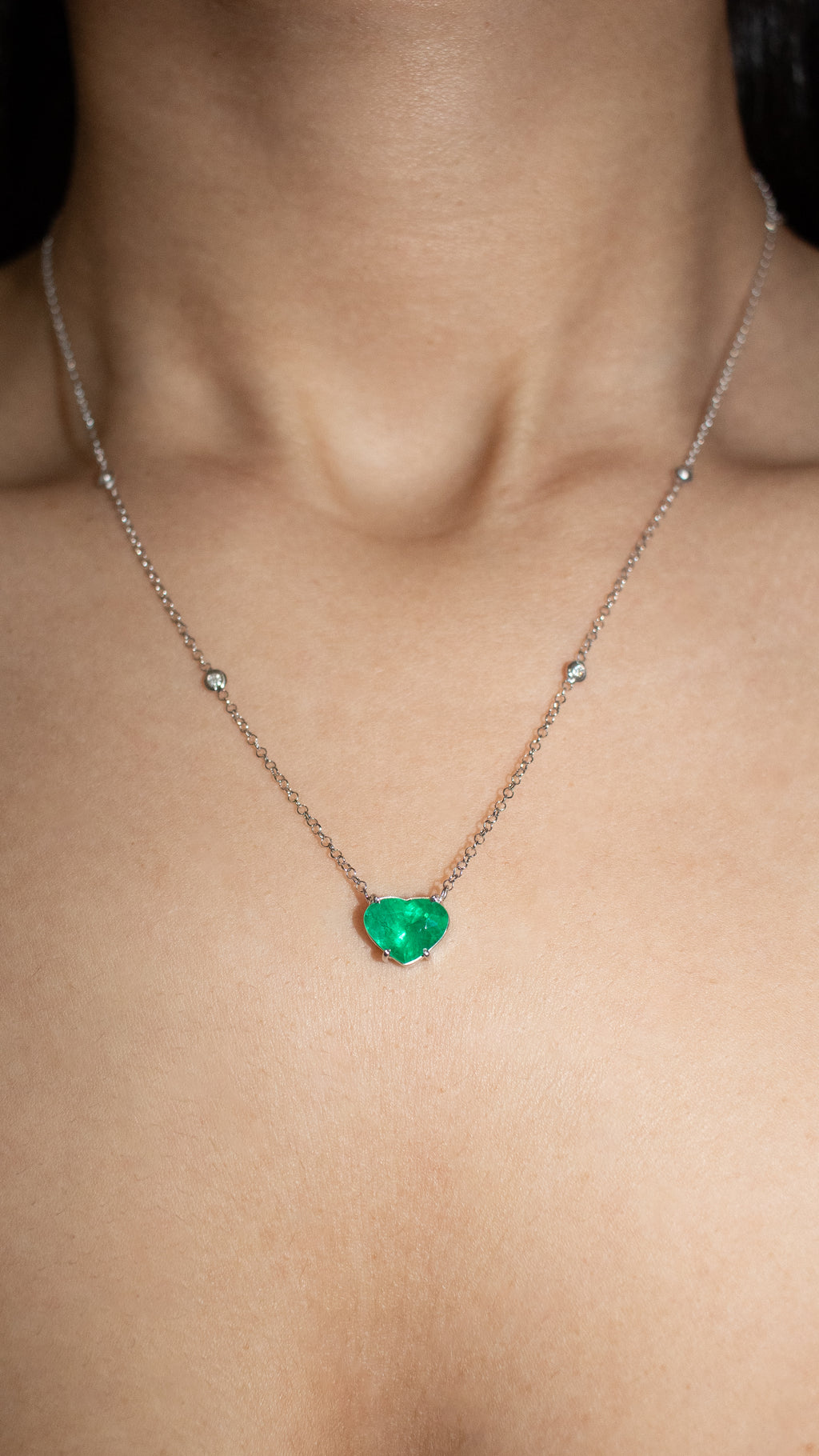 Colar ouro 18k com esmeralda coração