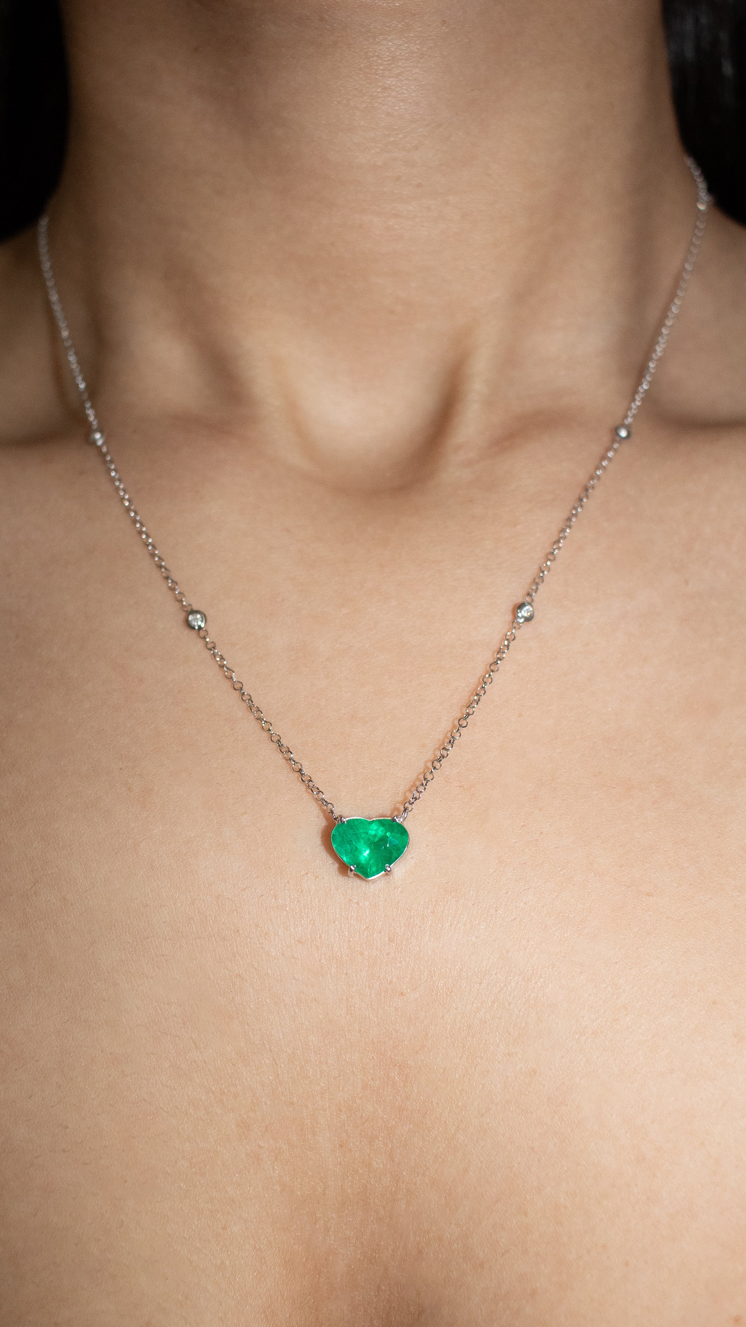 Colar ouro 18k com esmeralda coração