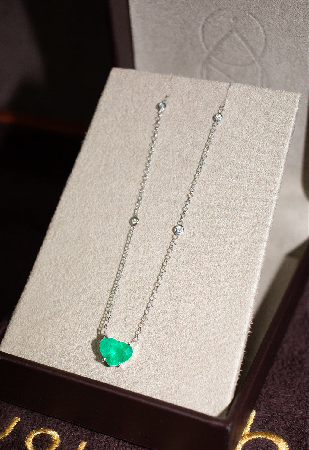 Colar ouro 18k com esmeralda coração
