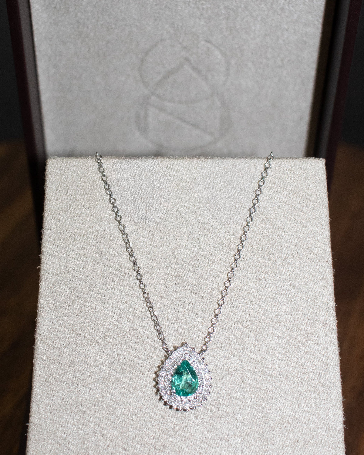 Colar ouro 18k com esmeralda e diamantes