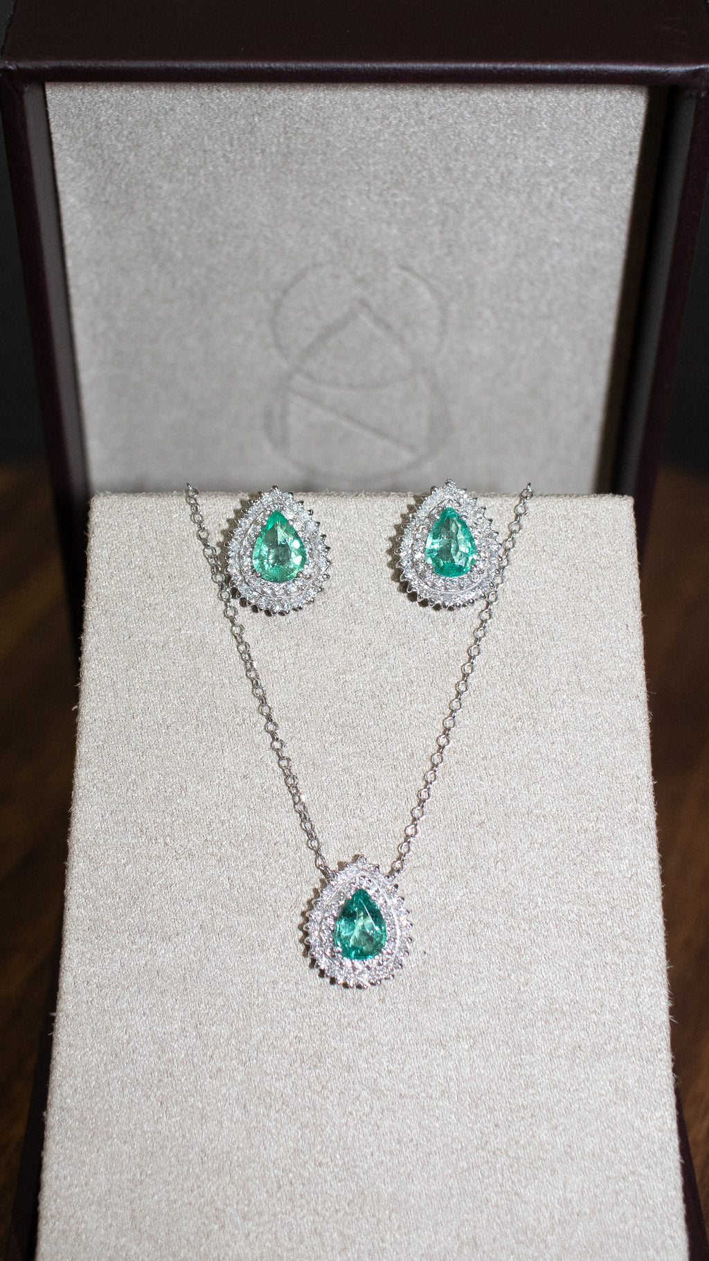 Brinco ouro 18k com esmeralda gota e diamantes